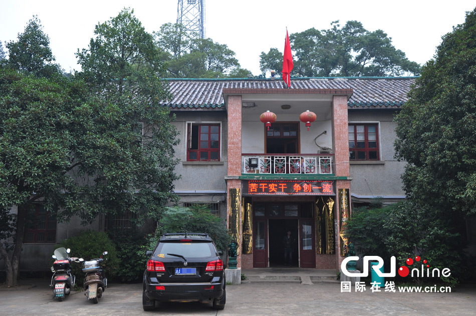 　2013年10月21日，這是蓮花鎮(zhèn)人民政府的辦公樓，和蓮花鎮(zhèn)云蓋村的辦公樓相比，寒酸不少。