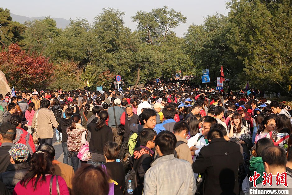 　10月26日，北京香山公園內(nèi)游客摩肩接踵。