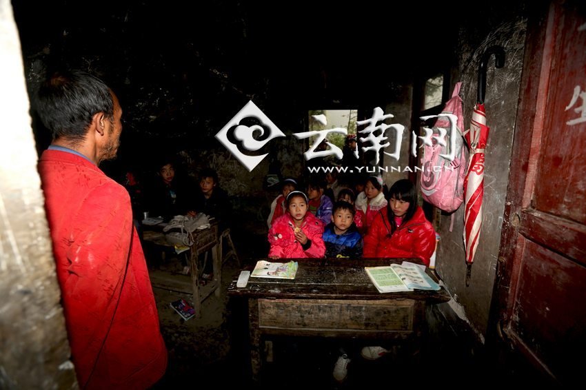 小學里只有兩個班，大點的孩子無法升入高年級，只得從一年級再讀起，就像復讀機。