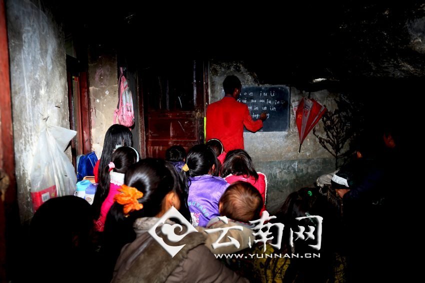 由于受到當?shù)厝似缫?，大鍋圈的孩子們沒有外出求學的機會，只能在這樣的簡易房里學習