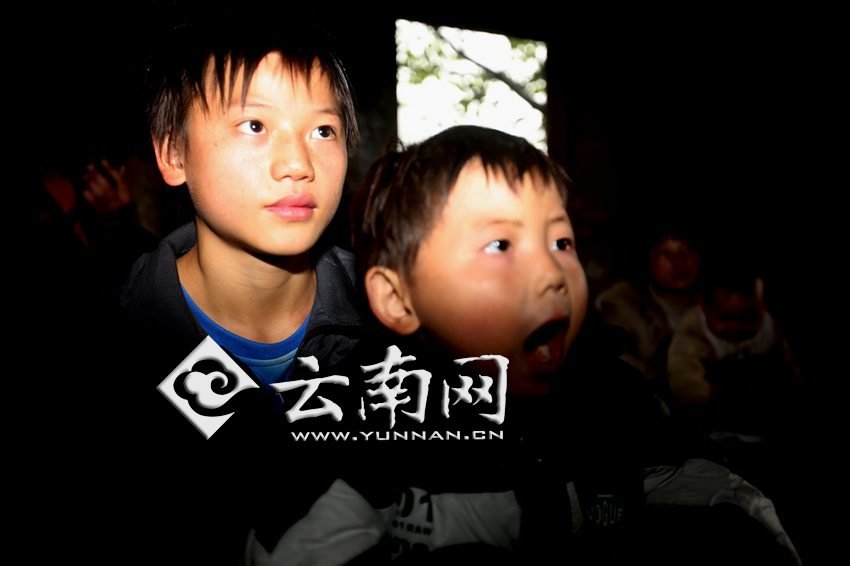 孩子認真地跟著袁老師讀拼音。徐弘毅 攝