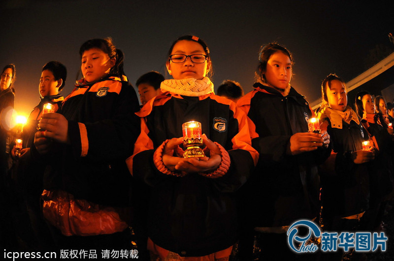 “為南京大屠殺遇難者守靈儀式暨和平燭光祭”活動在侵華日軍南京大屠殺遇難同胞紀(jì)念館祭場舉行。