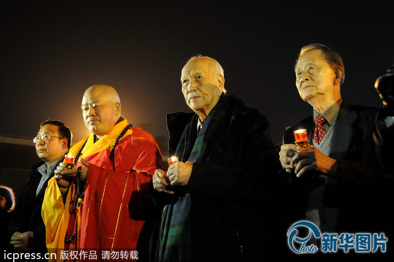 “為南京大屠殺遇難者守靈儀式暨和平燭光祭”活動在侵華日軍南京大屠殺遇難同胞紀(jì)念館祭場舉行。