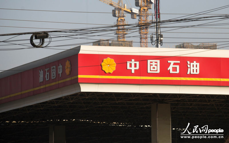 12月11日，西安市東三環(huán)北段，一名字為“中固石油”的加油站從遠(yuǎn)處看去和“中國石油”加油站十分相似。