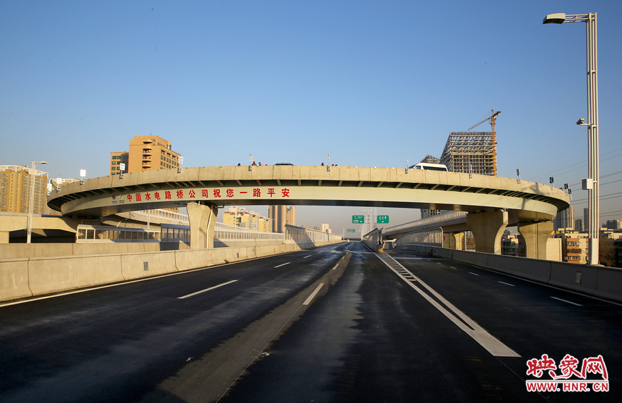 右側車道為北三環(huán)快速路文化路出口輔道