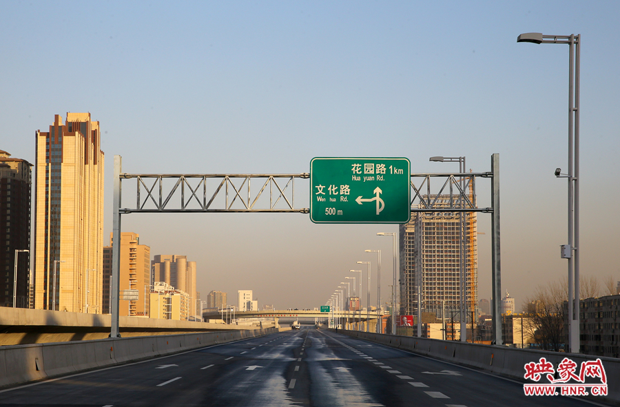 北三環(huán)快速路文化路段標識牌提示，匝道直接可上文化路向北。