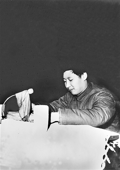 1983年12月22日,時(shí)任中共正定縣委書記習(xí)近平在發(fā)展商品生產(chǎn)三級干部會(huì)上講話。