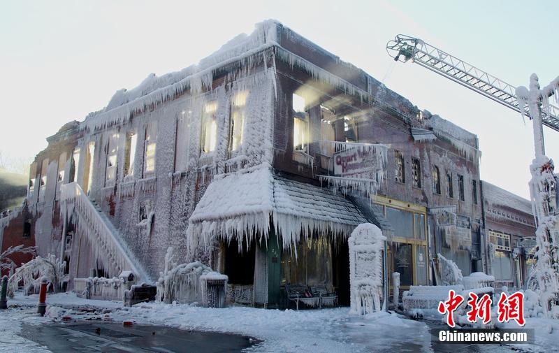 美國(guó)中東部遭暴風(fēng)雪肆虐 街頭房屋變“冰屋”