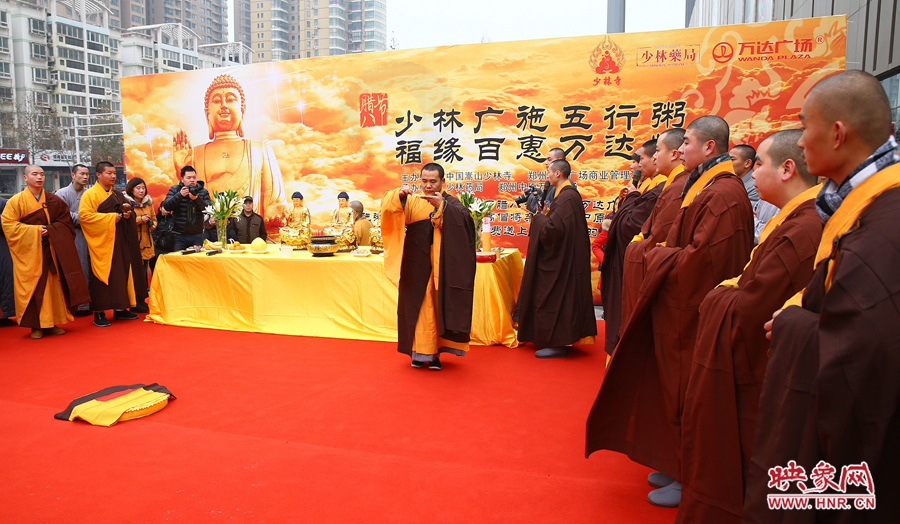 1月8日上午，鄭州市中原萬達(dá)廣場上，少林寺的僧人們?yōu)榕D八節(jié)做法事施粥。