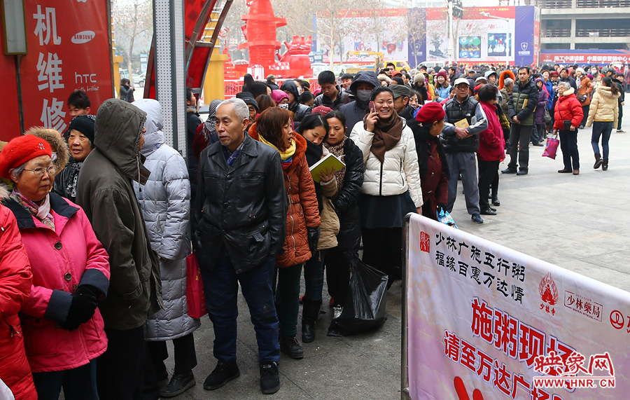 1月8日上午，少林寺布施臘八粥的現(xiàn)場市民排起了長隊(duì)，足有上千人前來領(lǐng)取五行粥