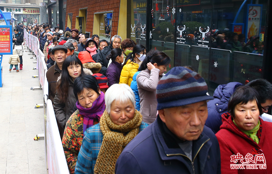 領(lǐng)粥的市民排起了長隊(duì)，足有上千人。