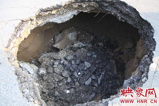 坑口直徑約兩米，路面下形成中空的大坑，約有15平方米。