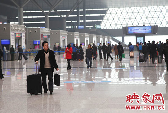 鐵路春運(yùn)進(jìn)入首日 鄭州車站預(yù)計(jì)發(fā)送旅客突破10萬(wàn)人 鐵路春運(yùn)進(jìn)入首日 鄭州車站預(yù)計(jì)發(fā)送旅客突破10萬(wàn)人