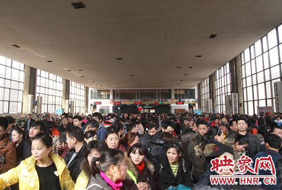 鐵路春運(yùn)進(jìn)入首日 鄭州車站預(yù)計(jì)發(fā)送旅客突破10萬(wàn)人 鐵路春運(yùn)進(jìn)入首日 鄭州車站預(yù)計(jì)發(fā)送旅客突破10萬(wàn)人