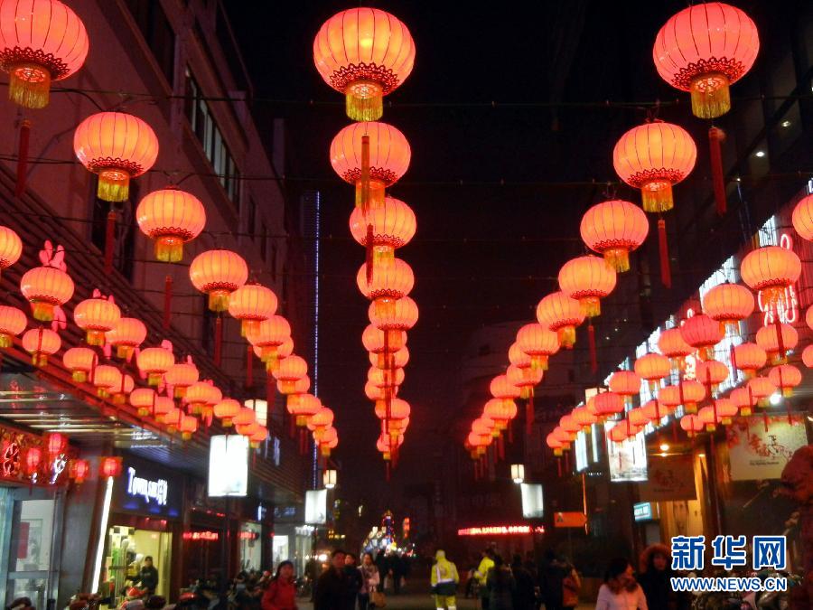 　1月30日，市民行走在大紅燈籠裝飾的蘇州街頭。