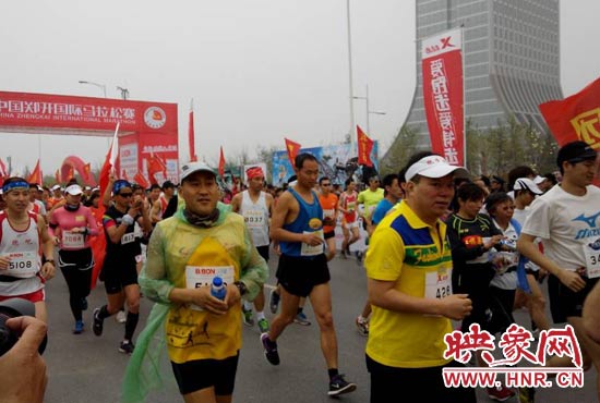 3月30日上午8點20分，2014鄭開國際馬拉松賽在鄭開大道鳴槍起跑。