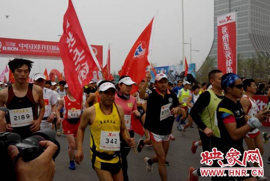 目前在鄭開大道上，一場角逐正在展開。