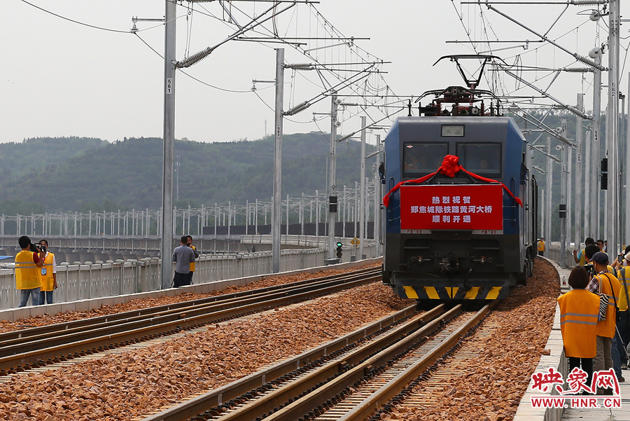 北上的列車(chē)首次通過(guò)新建的鄭焦城際黃河大橋