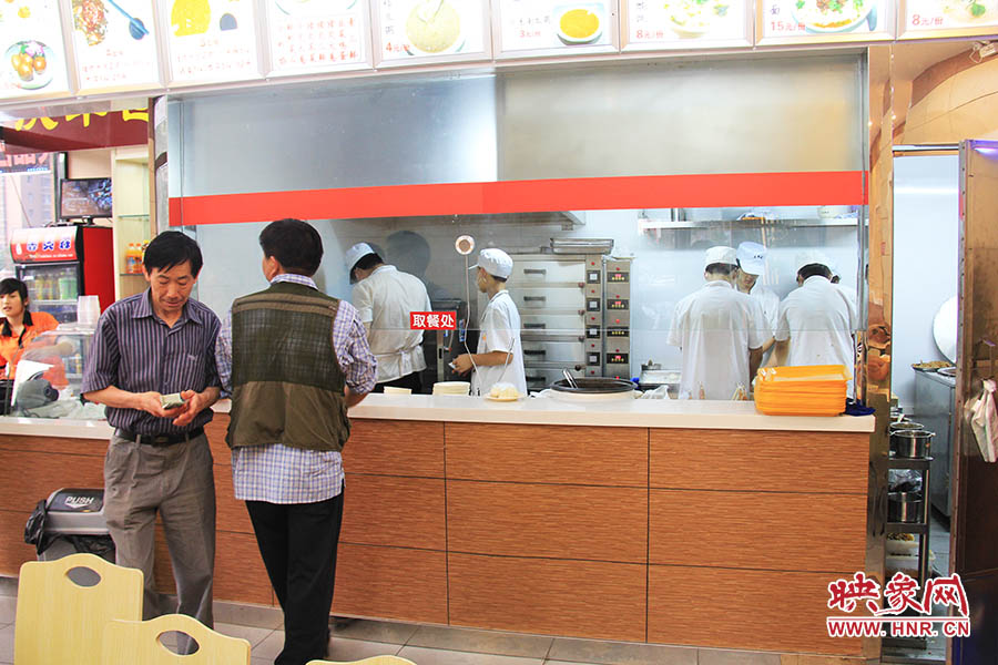 店面仍處于“試營業(yè)”狀態(tài),后廚的設備嶄新,看起來還算整潔。