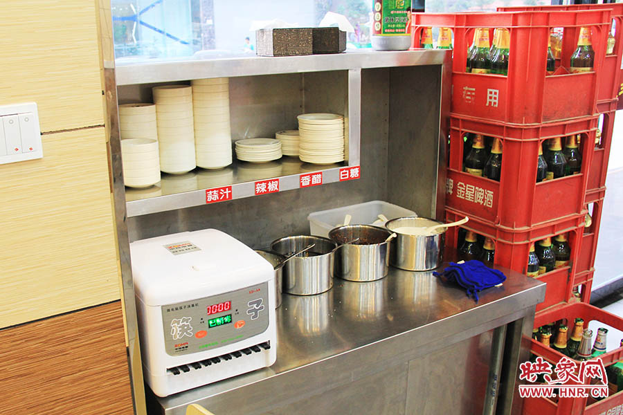 調(diào)料、小碟、餐具也都被放在另一張單獨的桌子上,需要用餐者“自助”。