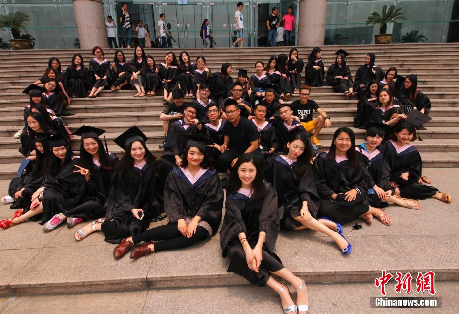 6月6日，浙江理工大學(xué)的畢業(yè)生們?cè)谛@中以賣萌、搞怪等獨(dú)具青春特色的方式告別大學(xué)生涯。中新社發(fā) 李晨
