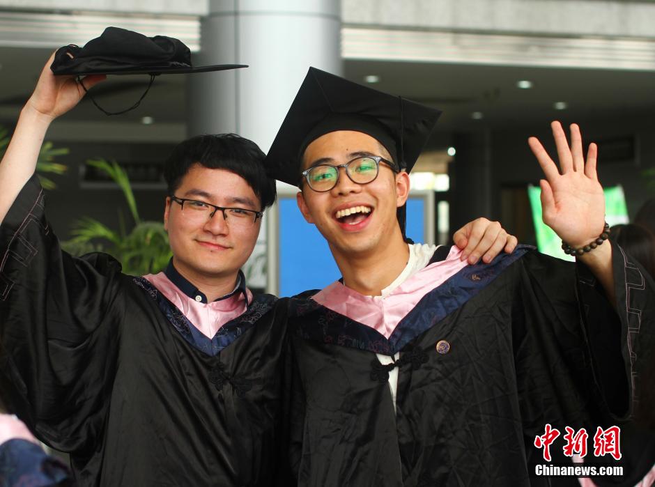 6月6日，浙江理工大學(xué)的畢業(yè)生們?cè)谛@中以賣萌、搞怪等獨(dú)具青春特色的方式告別大學(xué)生涯。中新社發(fā) 李晨