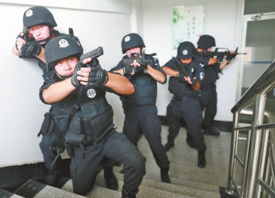 進(jìn)入樓道后，特警開始地毯式搜索。