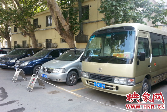 管城區(qū)委院內(nèi)已經(jīng)被封存公車(chē)在停車(chē)場(chǎng)停放。