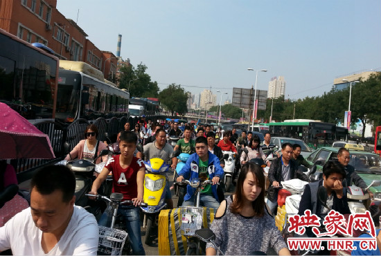 在一些易堵路段車(chē)輛仍然“寸步難行”。