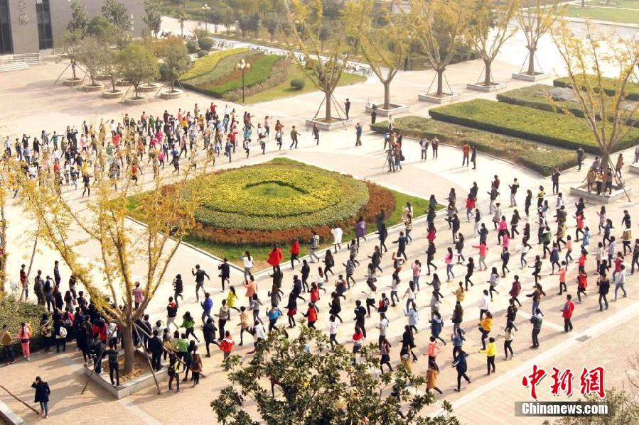 11月11日，河南財(cái)經(jīng)政法大學(xué)校園內(nèi)，300名在校大學(xué)生在上演了一出“光棍”也瘋狂的“快閃”大戲。