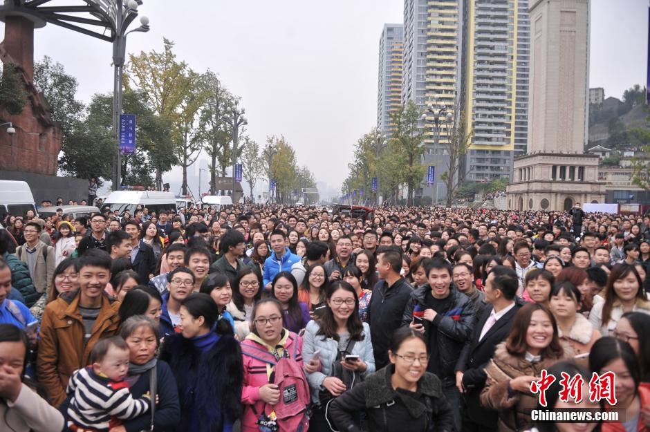 重慶上萬粉絲在南濱路等待《奔跑吧兄弟》節(jié)目的錄制。