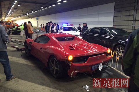 一輛蘭博基尼與一輛法拉利發(fā)生事故，現(xiàn)場(chǎng)狀況慘烈