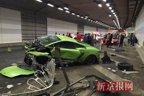 一輛蘭博基尼與一輛法拉利發(fā)生事故，現(xiàn)場(chǎng)狀況慘烈