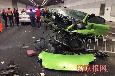 一輛蘭博基尼與一輛法拉利發(fā)生事故，現(xiàn)場(chǎng)狀況慘烈
