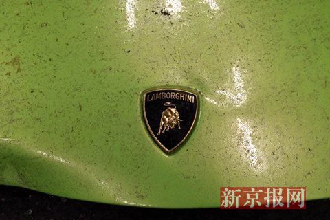 一輛蘭博基尼與一輛法拉利發(fā)生事故，現(xiàn)場(chǎng)狀況慘烈