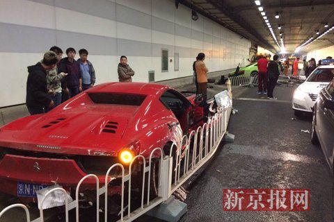 一輛蘭博基尼與一輛法拉利發(fā)生事故，現(xiàn)場(chǎng)狀況慘烈