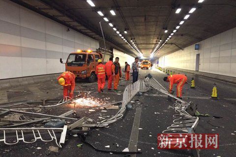 一輛蘭博基尼與一輛法拉利發(fā)生事故，現(xiàn)場(chǎng)狀況慘烈