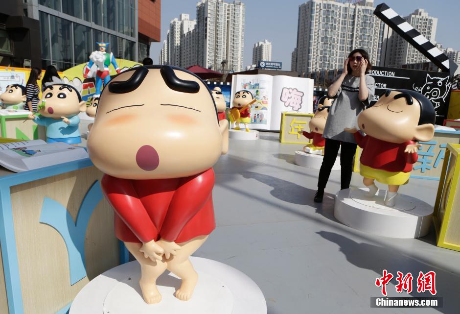 4月22日，游客參觀蠟筆小新特展?！跋灩P小新25周年紀念特展”日前在北京開展