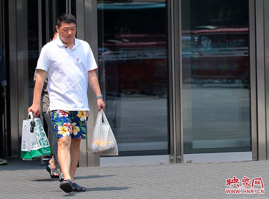 褲頭、T恤的裝束依然提前入夏