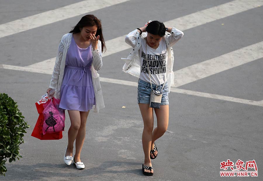 太熱了，還是把頭發(fā)扎起來