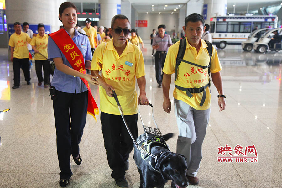 接到鄭州市愛心導盲犬服務中心的乘車請求后，鄭州東站抽調(diào)了工作人員進行對接，提前做好服務引導準備。