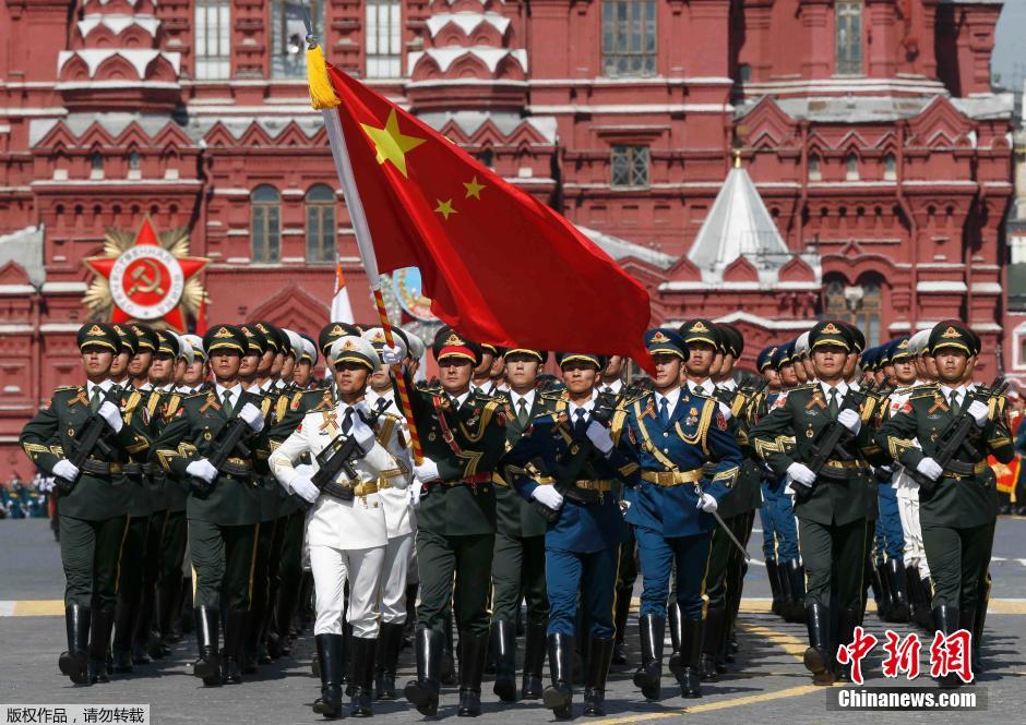解放軍三軍儀仗隊(duì)參加紅場(chǎng)閱兵。