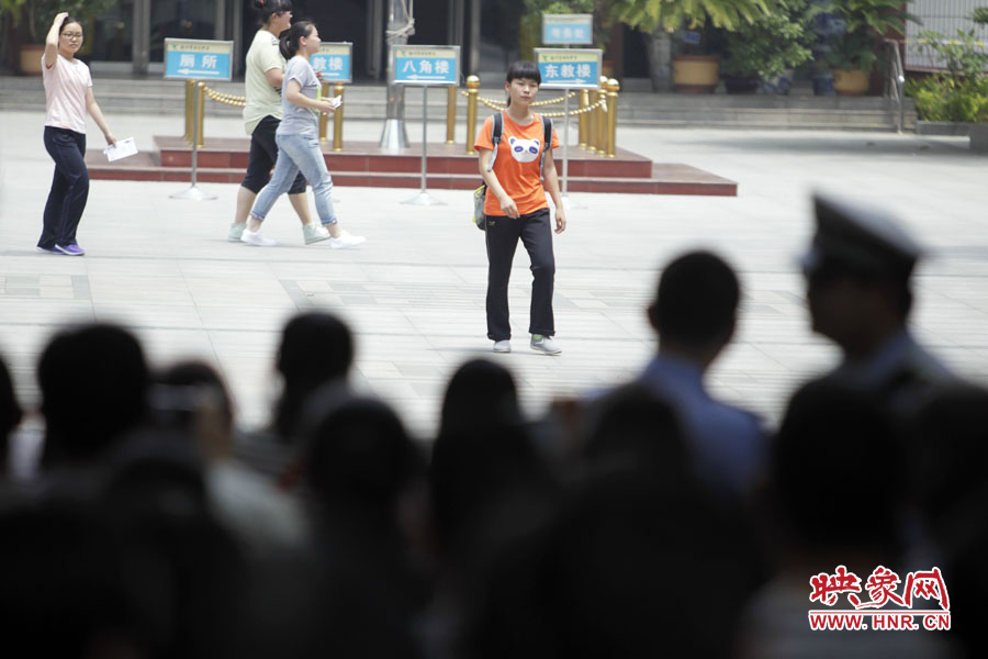 6月7日，鄭州回中考點，在家長期待的目光中，第一位考生走出考場