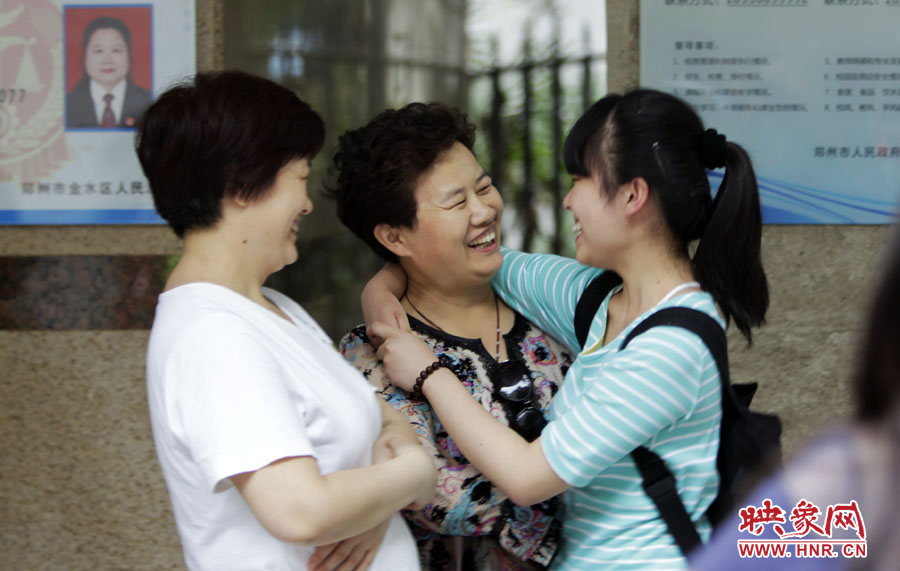 6月7日，鄭州回中考點，走出考場的考生和家長擁抱在一起