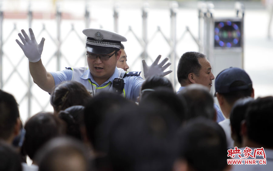 6月7日，鄭州回中考點，交警在考場外維持秩序