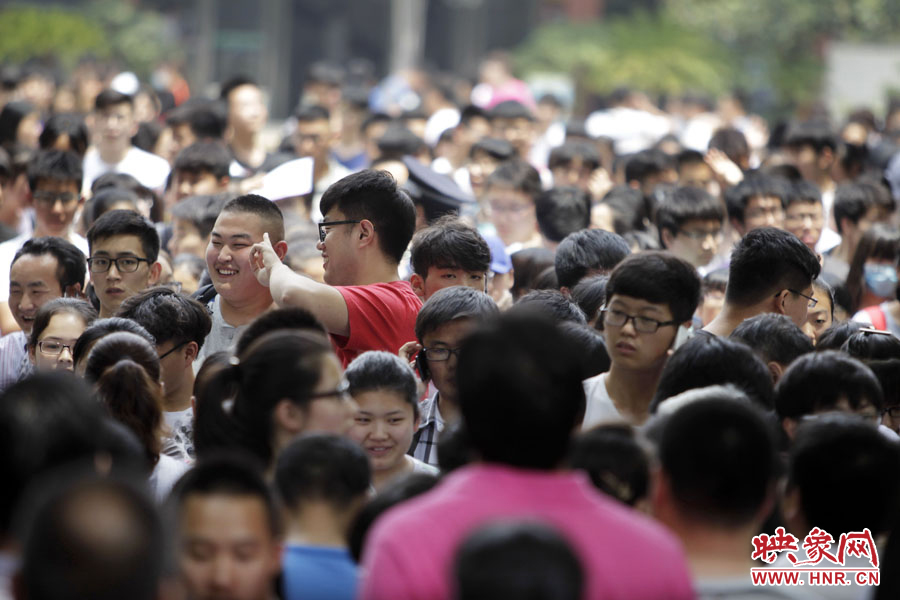 6月7日，鄭州回中考點，考生走出考場，面露笑容