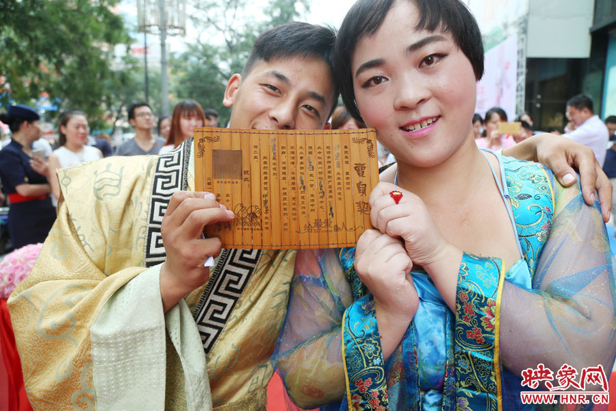 一對兒情侶現(xiàn)場展示“賣身契”內(nèi)容。