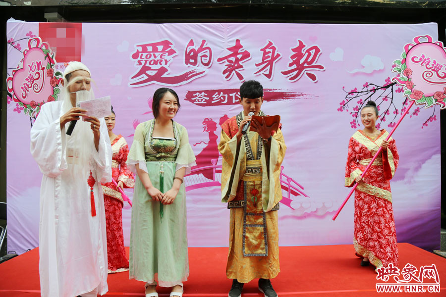男子現(xiàn)場宣讀“賣身契”的內(nèi)容，讓大家作證。
