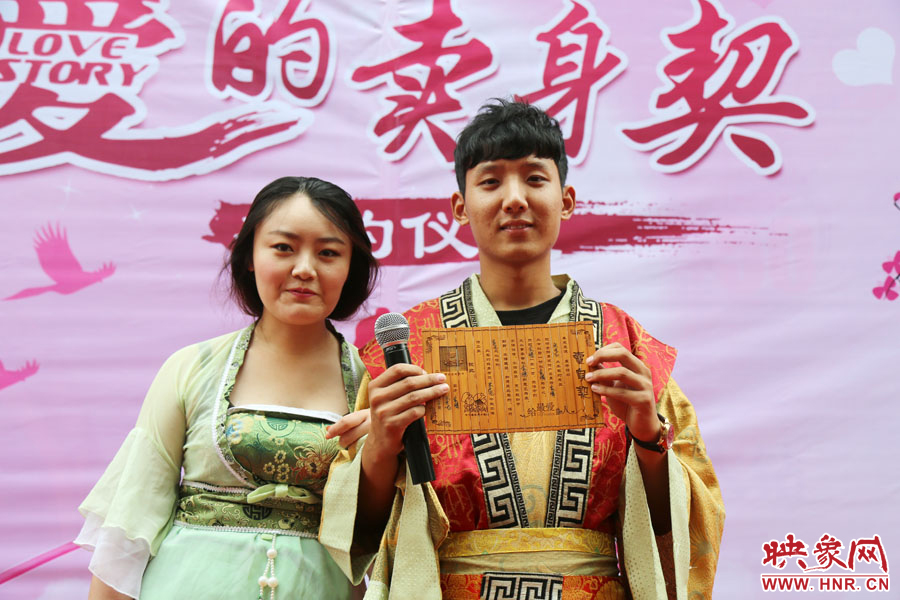現(xiàn)場的8名男子異口同聲地表示，如違反此契約，可以接受處以極刑。