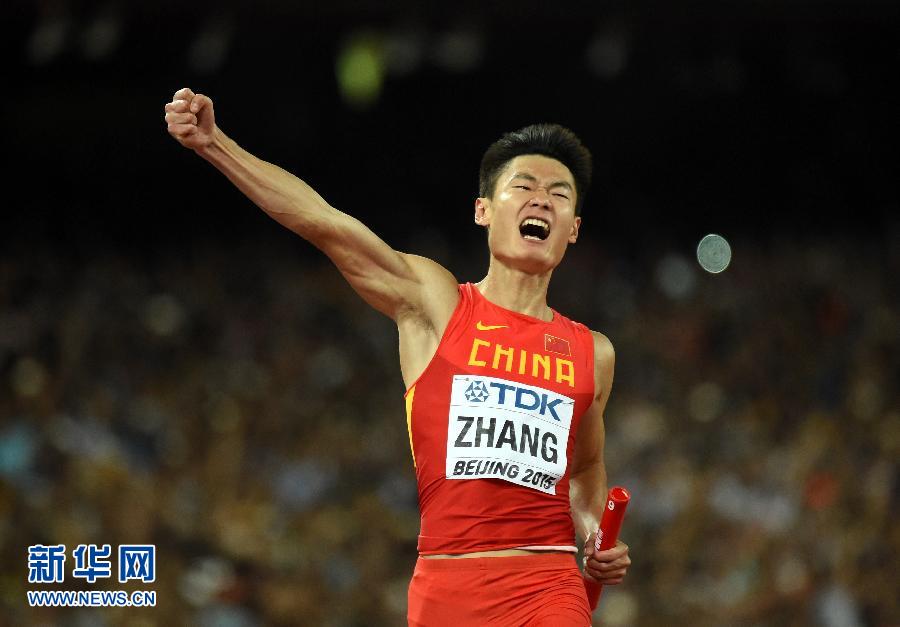 8月29日，中國隊選手張培萌沖過終點線后振臂歡呼。